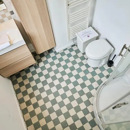 Functional Studio For Short דירה