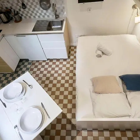 Functional Studio For Short דירה